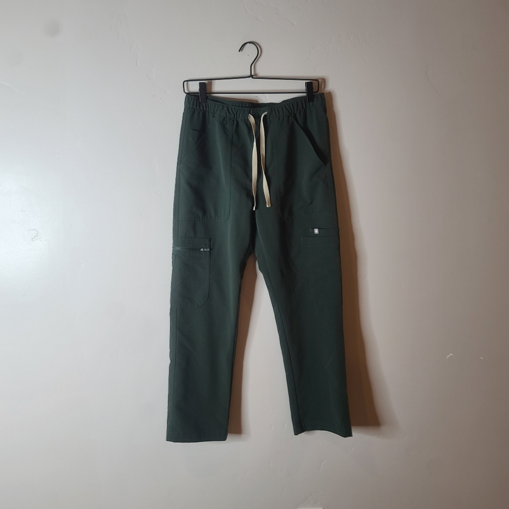 FIGS EUC Men’s Cairo Cargo Scrub Pants Size Small In Dark Moss
